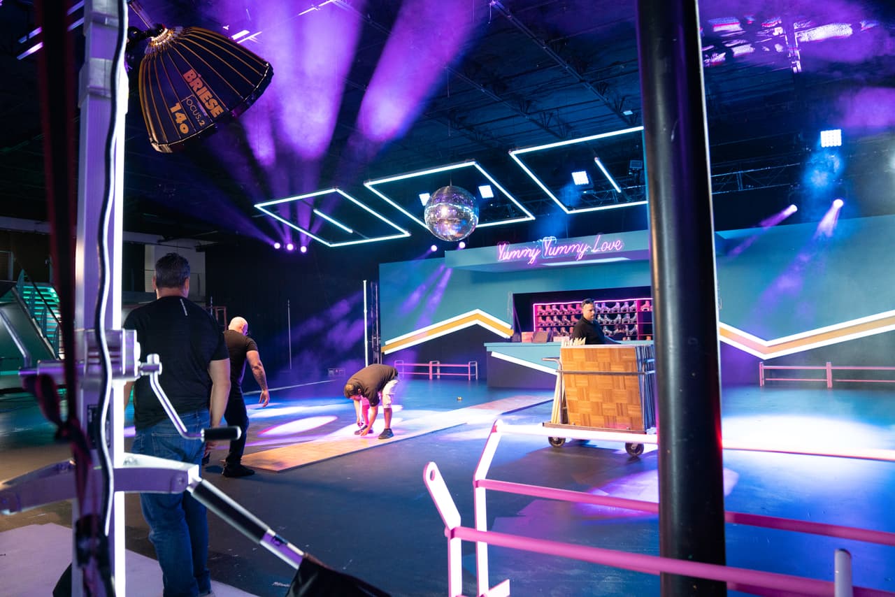 Los colores neón resaltaron en la producción del video, en la que se tuvieron 100 pares de patines, asegurándose que nada fuera a fallar.