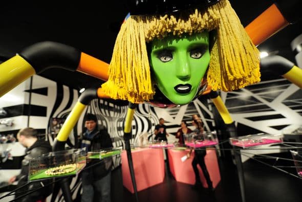 Centenares de estadounidenses y turistas visitaron ese martes la gran tienda Barneys de Nueva York, en el primer día de apertura de un local temporal para Navidad enteramente dedicado a Lady Gaga, informó la agencia AFP.