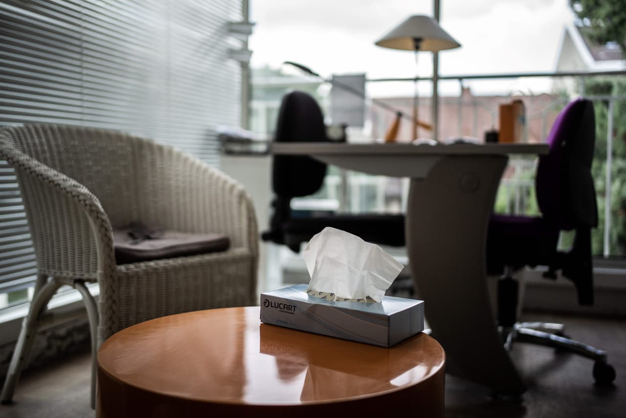 Organizaciones en el área de Sacramento que apoyan en casos de violencia doméstica:
<br>
<b>My Sister’s House</b> — línea de servicio en diferentes idiomas que está activa las 24 horas: 916-428-3271
<br>
<b>Weave, Inc.</b> — línea de servicio de apoyo que está activa las 24 horas: 916-920-2952
<br>
<b>La Familia Counseling Center</b> — línea de servicio de apoyo de salud mental en diferentes idiomas: 916-227-2600
<br>*El número de servicio nacional para casos de violencia doméstica es gratis y está activo las 24 horas: 
<a target="_blank" href="tel:18007997233">1-800-799-7233</a>