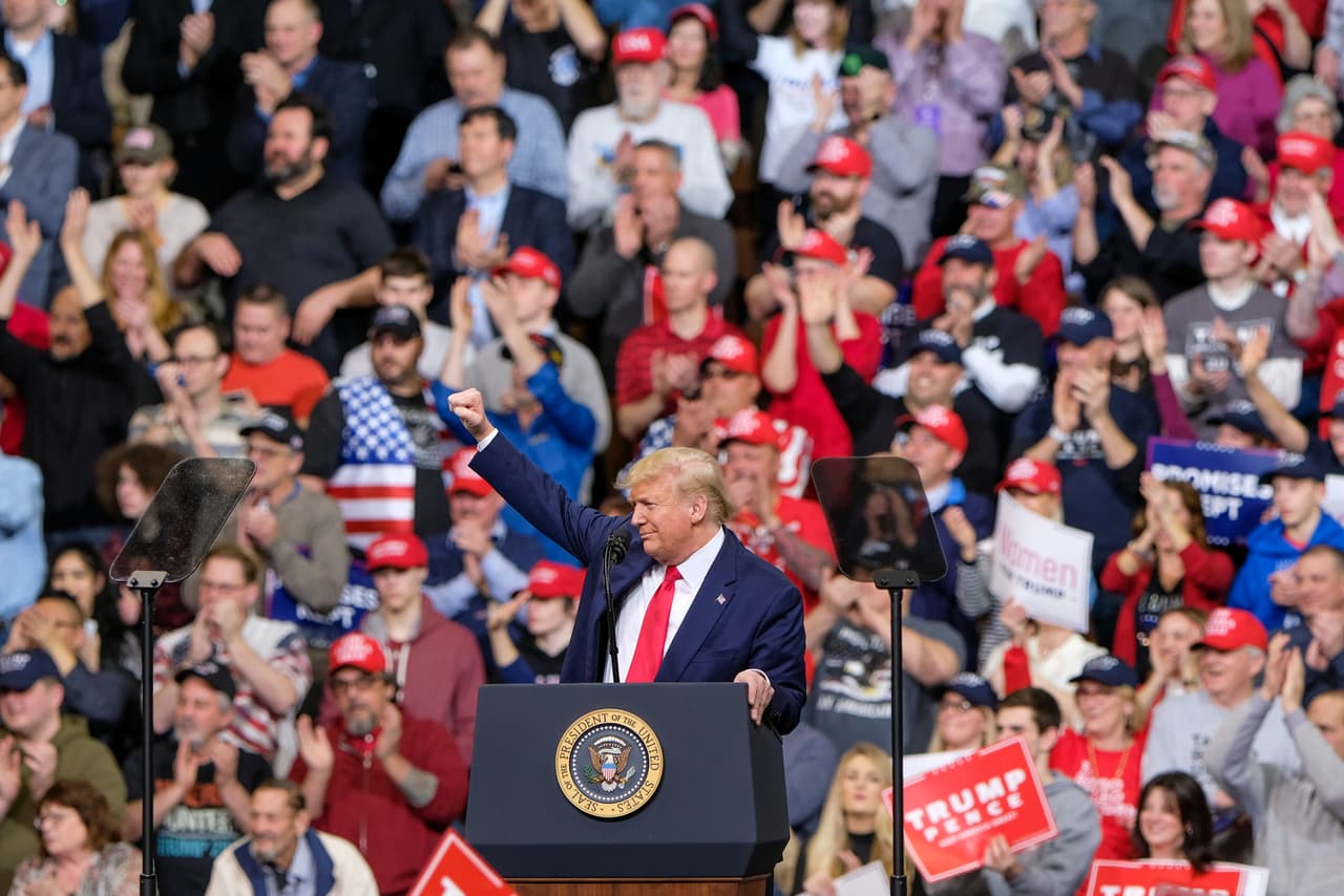 Trump hizo campaña en Manchester el lunes por la noche y sugirió que los votantes de tendencia conservadora podrían afectar los resultados en las primarias demócratas del estado. Solo los demócratas registrados y los votantes independe pueden participar en este proceso.