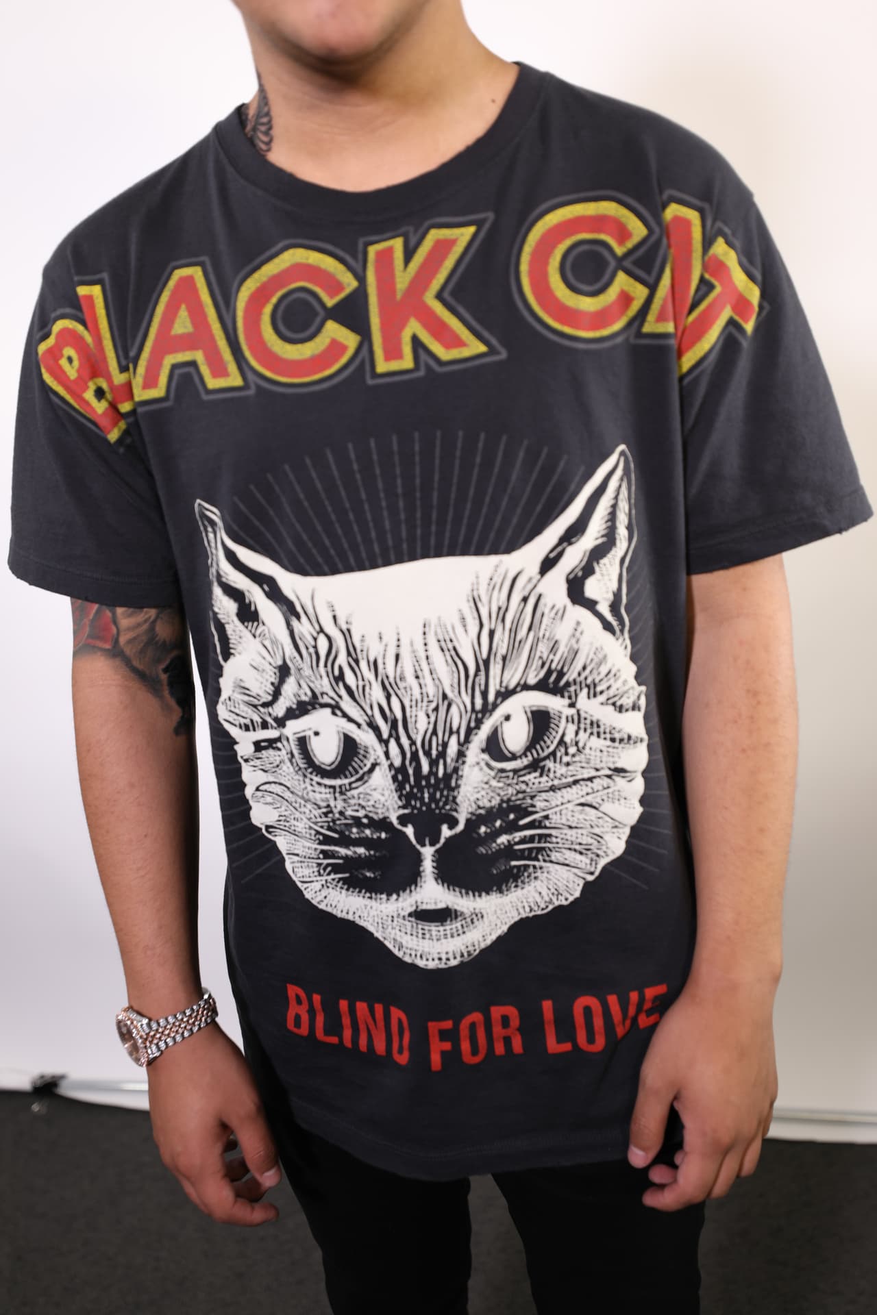 Aunque lo vemos muy bien arreglado para sus presentaciones, él prefiere vestir más casual, con una playera suelta y jeans.