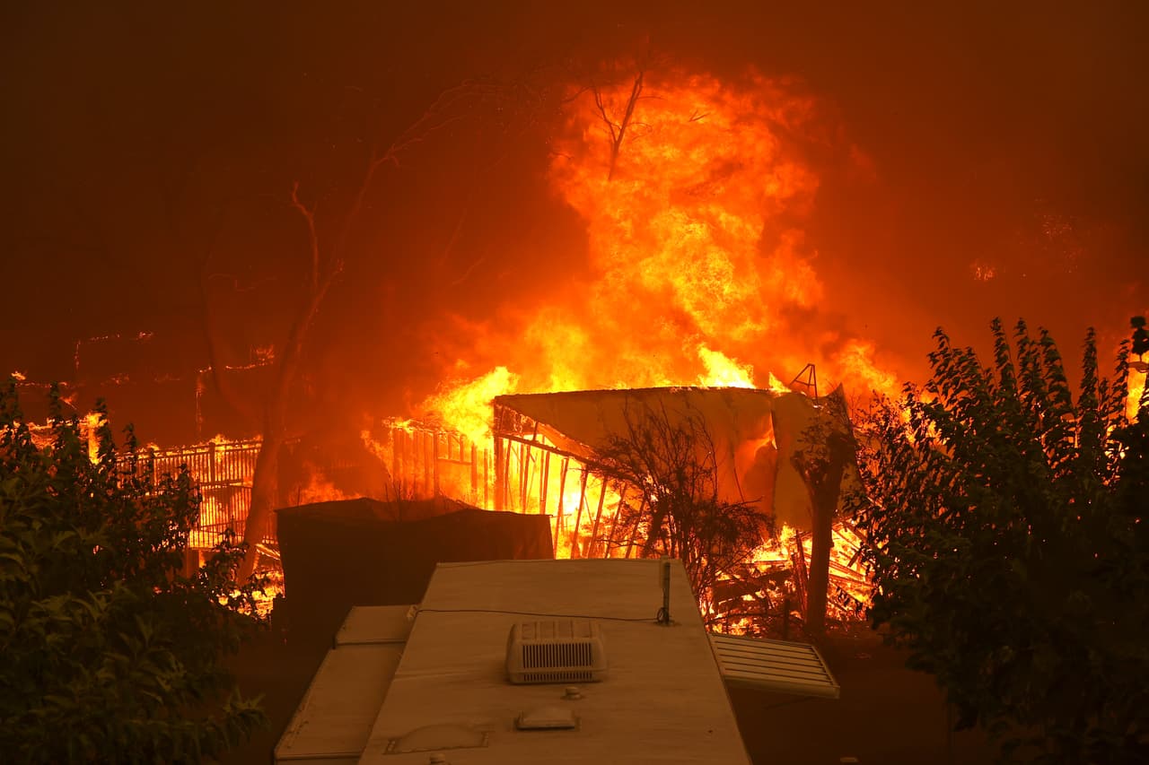 Aunado al calor, varias tormentas que se han concentrado principalmente en las montañas en el sur de California han empeorado el panorama.