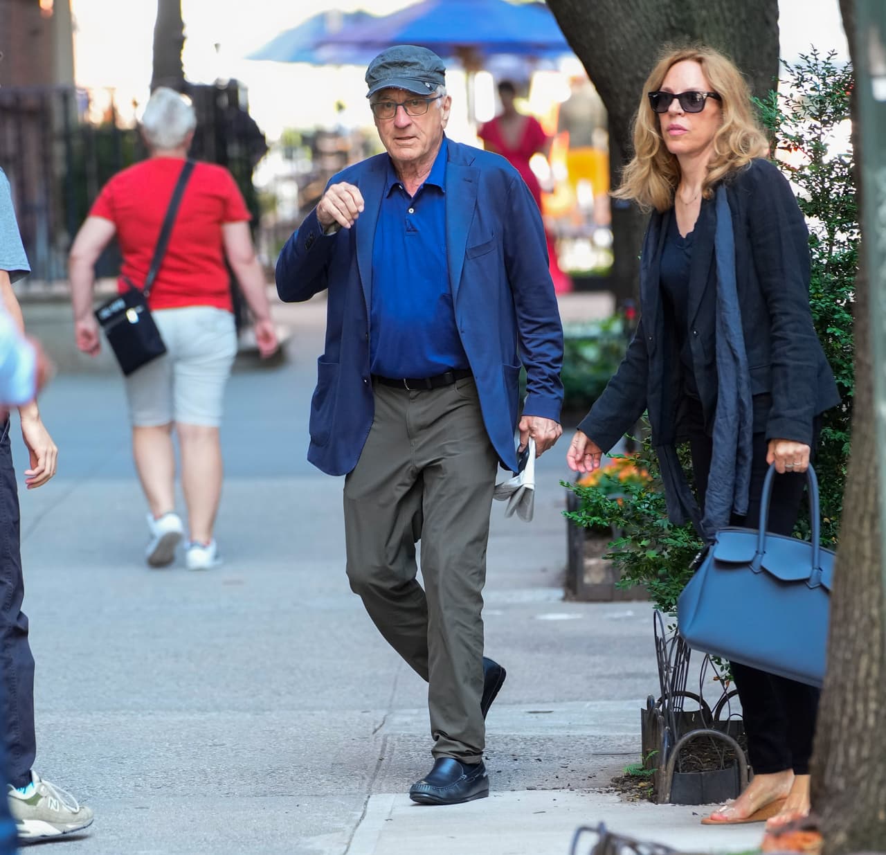 El histrión se dejó ver serio con un look casual y usando una boina.
<br>