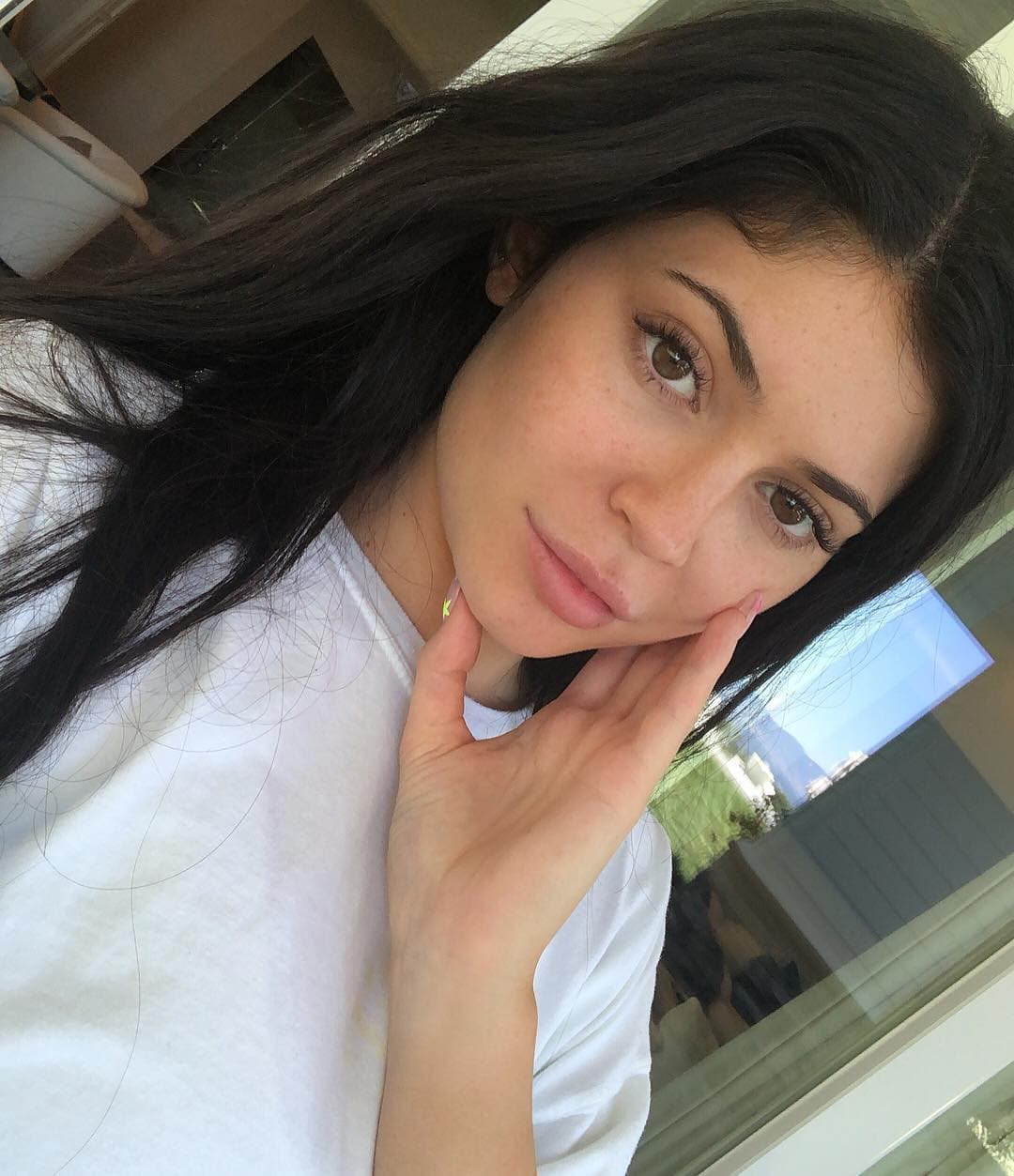 Kylie Jenner también ha compartido imágenes de ella luciendo su belleza al natural. El 17 de abril pasado, publicó esta fotografía en donde enseña su rostro sin maquillaje.