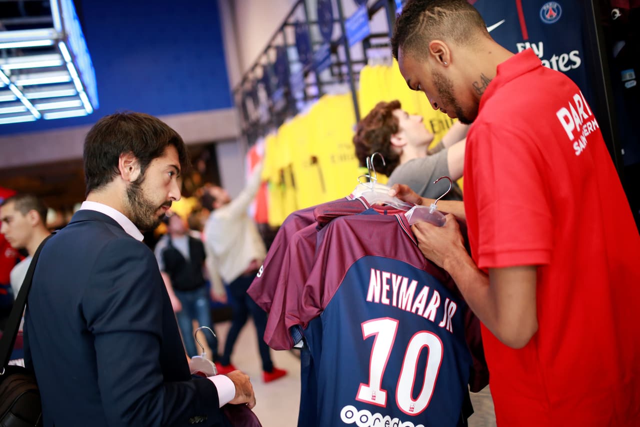 De entrada, Neymar se convirtió en un referente para los fanáticos del París Saint-Germain, no solo por ser el fichaje más alto en la historia del fútbol sino por lo que promete como jugador.
