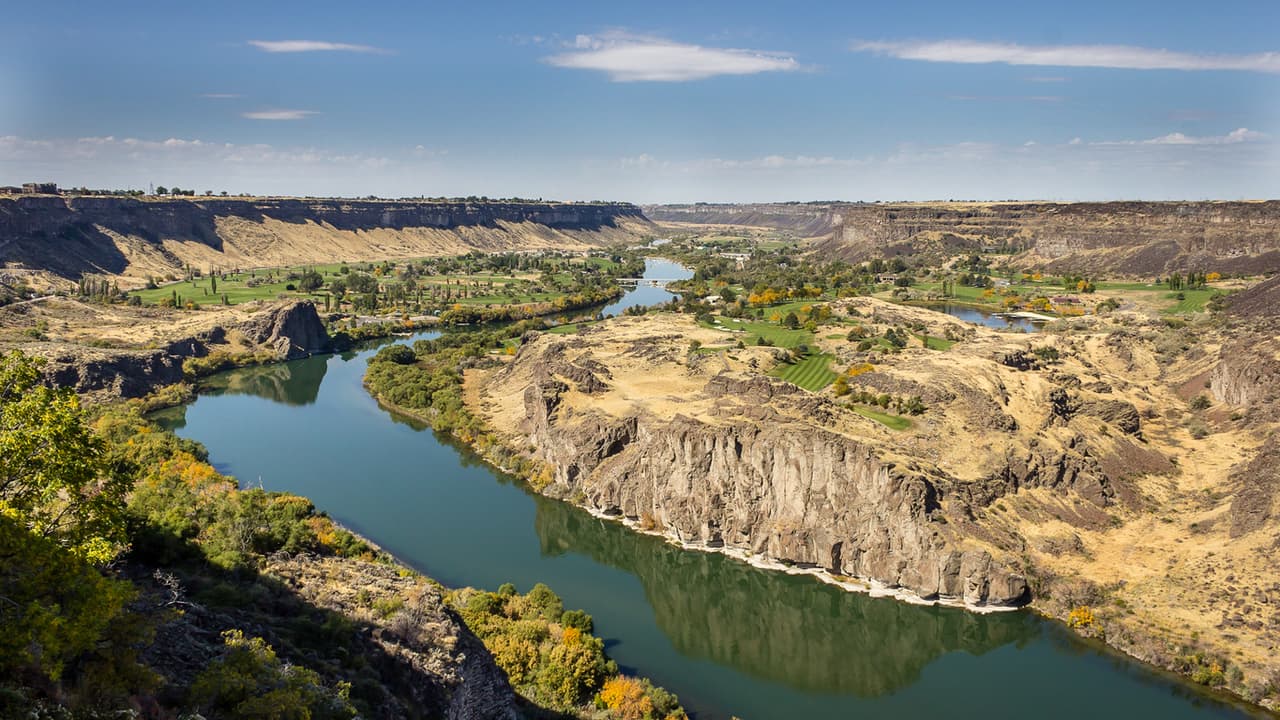 <b>2. Snake River (Idaho, Oregon, Washington): </b>En este río se construyeron cuatro presas para facilitar el transporte fluvial y generar energía hidroeléctrica, lo cual trajo importantes beneficios a la region, pero a la vez ha tenido un impacto contundente en su biodiversidad, lo que actualmente amenaza las economías locales y las carreras del salmón, una tradición en la región, sagrada para las tribus de la zona y vital para el ecosistema.