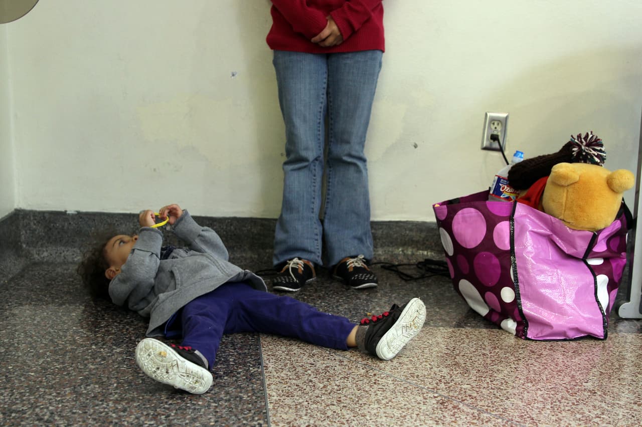 Paola lleva puesto un grillete electrónico en su tobillo, uno de los métodos utilizados por las autoridades migratorias como alternativa a la detención. Lo tiene que cargar cada 12 horas.