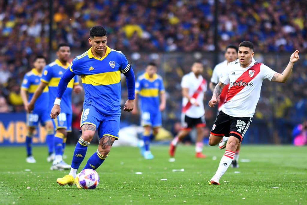 Darío Benedetto, con un cabezazo en el segundo tiempo, anotó el gol con el que Boca Junior le ganó el superclásico por 1-0 a River Plate y se puso a apenas dos puntos del líder, Atlético Tucumán.