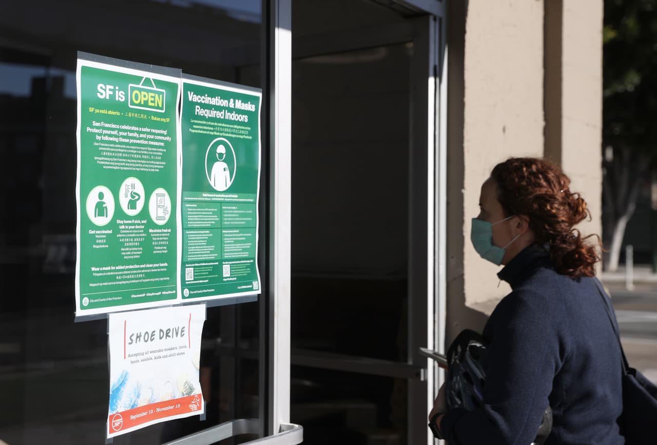 El cambio en el mandato es similar a los que anunciaron la semana pasada los condados de
<a href="https://www.univision.com/local/san-francisco-kdtv/san-francisco-uso-de-mascarillas-oficinas-gimnasios-iglesias-15-de-octubre">San Francisco</a> y
<a href="https://www.univision.com/local/san-francisco-kdtv/marin-exenta-del-uso-de-mascarillas-en-interiores-a-gimnasios-oficinas-iglesias">Marin</a>, los cuales entrarán en vigor a partir de este viernes 15 de octubre.
<br>
<br>“Esto permitirá que las personas vacunadas se sientan seguras al
<a href="https://www.univision.com/local/san-francisco-kdtv/tres-cosas-que-deben-ocurrir-para-eliminar-el-uso-mascarillas-en-interiores-area-de-la-bahia">quitarse la mascarilla facial</a> en la oficina y cuando hagan ejercicio en el gimnasio. Desde luego que las personas presentes en estos lugares pueden seguir utilizando mascarillas si eso les hace sentir más cómodas”, explicaron funcionarios de salud.