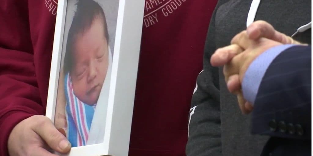 Los socorristas de Sea Isle City ayudaron a dar a luz al primer bebé en la ciudad desde 1977 y su asistencia les mereció un homenaje.
<br>