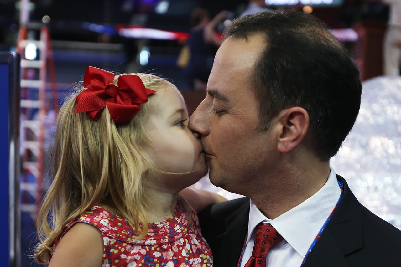 Este año electoral Priebus apeló consistentemente a la unidad dentro del partido, independientemente de quién se convirtiera en el candidato, y forjó una relación positiva con Trump después de su victoria en las primarias. Trabajó duro durante varios meses para persuadir a las facciones rebeldes que se alinearan contra Trump, quien, entre quienes estaba el excandidato republicano de 2012, Mitt Romney, la familia Bush, así como un puñado de senadores conservadores. (Priebus con su pequeña hija en la Convención Nacional Republicana de 2012).