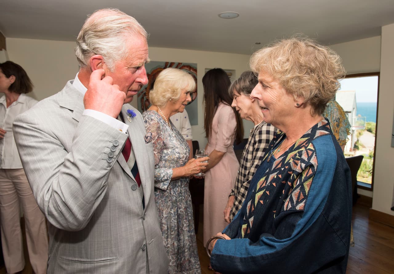 Escuchando atento durante un par de reuniones.