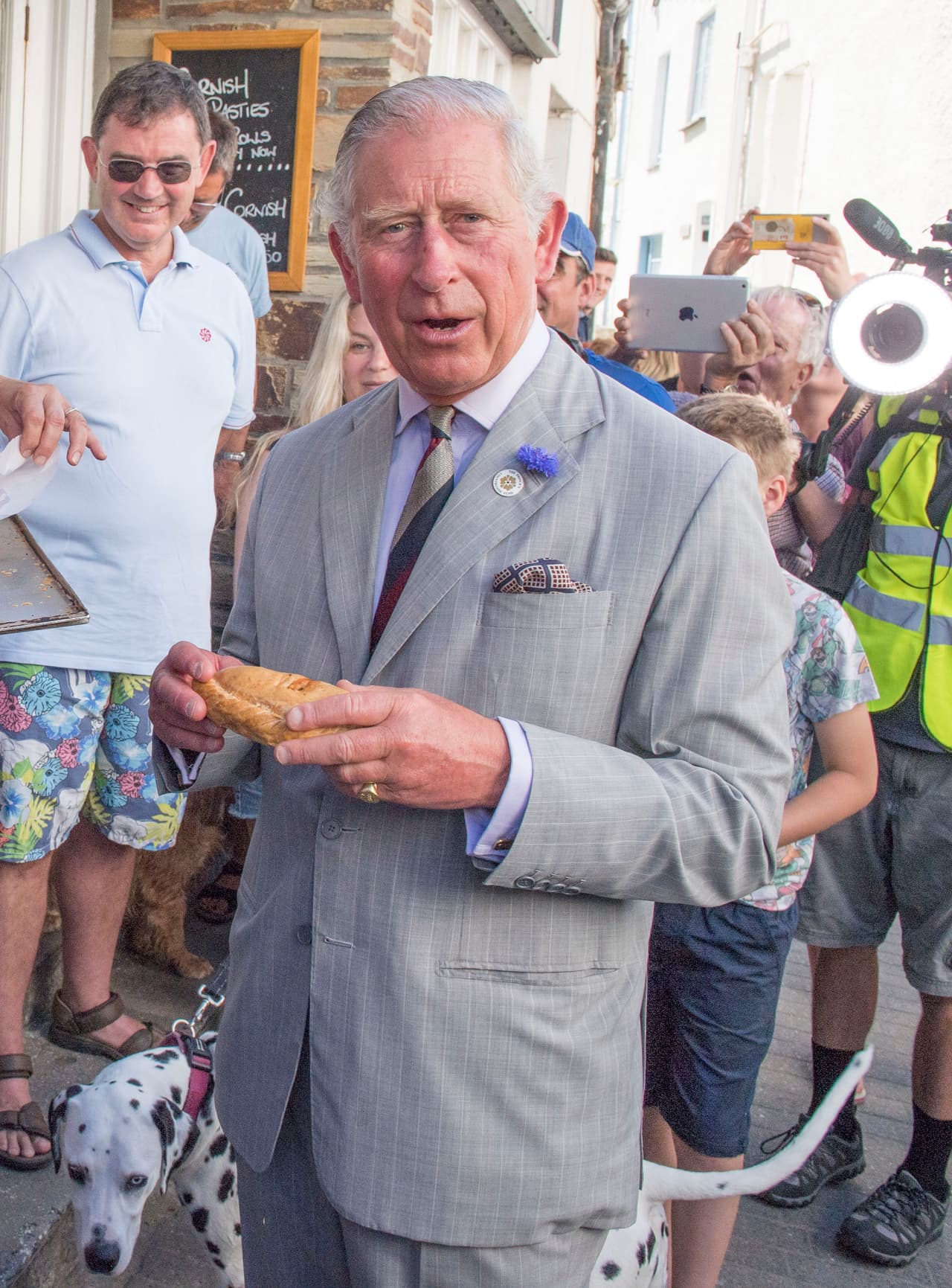 Pero de repente, prefirió no comerla, al notar tanta atención de las cámaras.