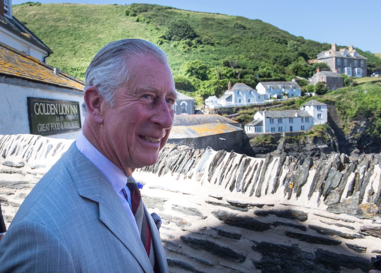 El Príncipe de Gales muy feliz durante su visita oficial a Port Isaac.
