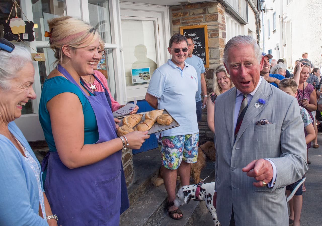 "¿Quieren ver cómo la devoro, verdad?", parecía decir.