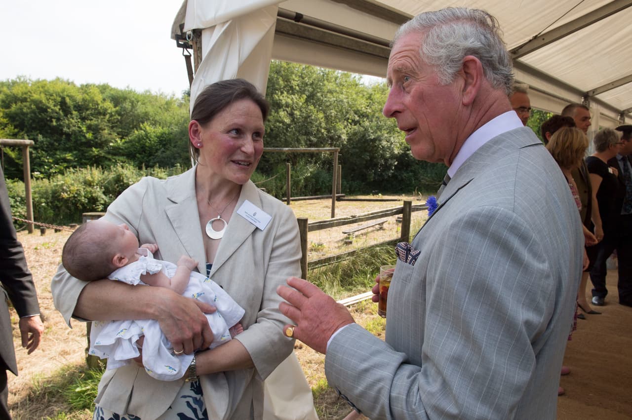 El Duque de Cornwall conoció también a varios bebitos.