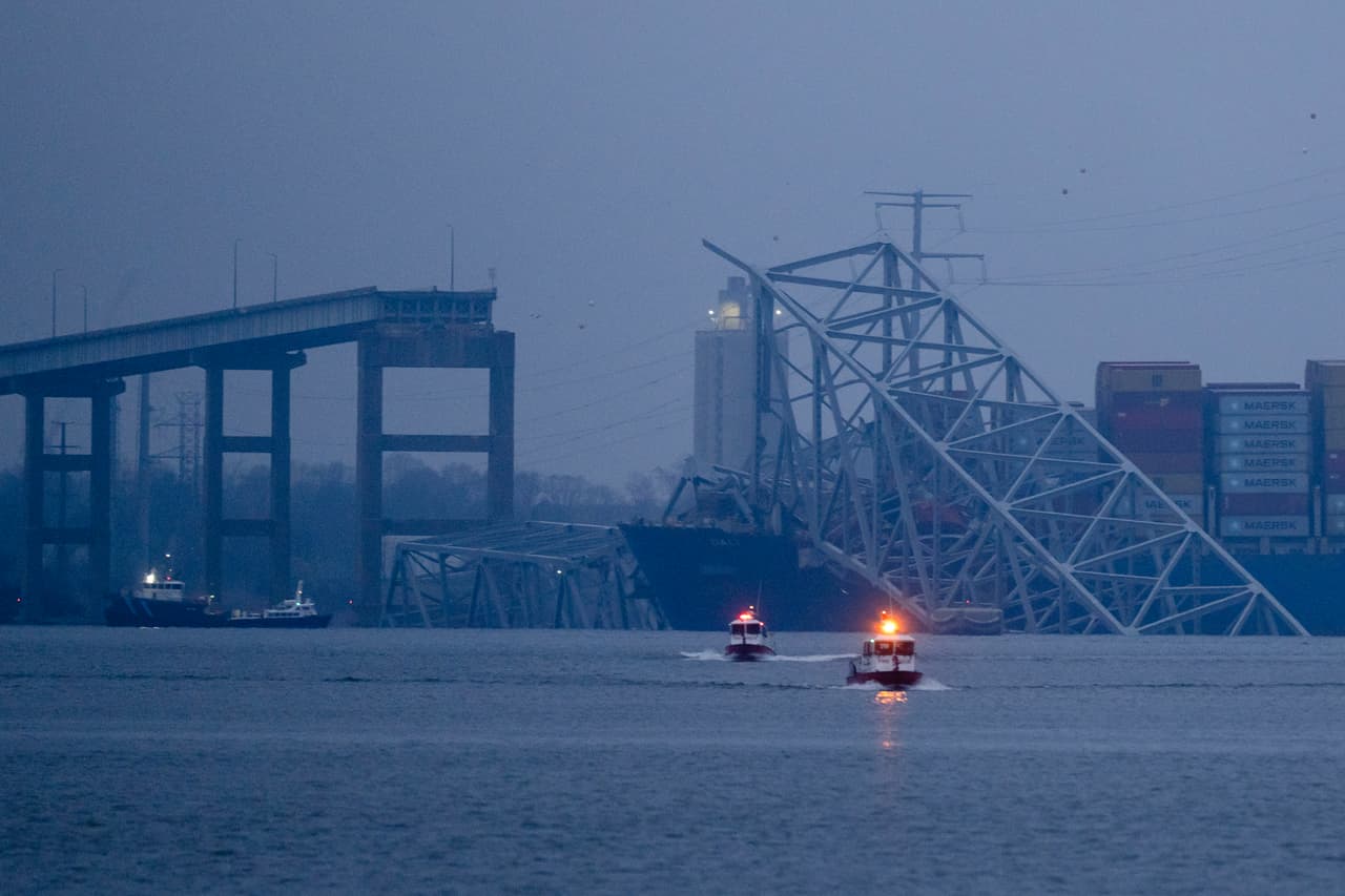 Dos personas fueron rescatadas, de ellas una enviada al hospital en condición crítica. Quedaba por localizar a seis trabajadores.