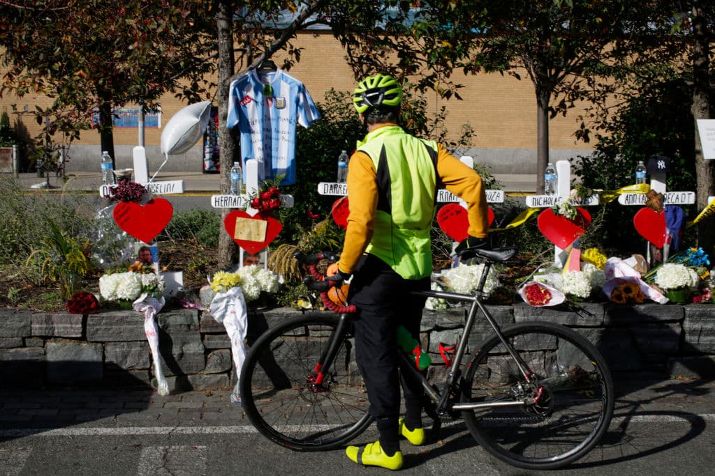 Un ciclista rinde tributo a las víctimas del ataque terrorista de este martes en la ciudad de Nueva York. Ocho personas murieron y una decena resultaron heridos luego que, según fiscalía, Sayfullo Saipov lanzara su camioneta contra ellos el martes en un carril para bicicletas en el bajo Manhattan.