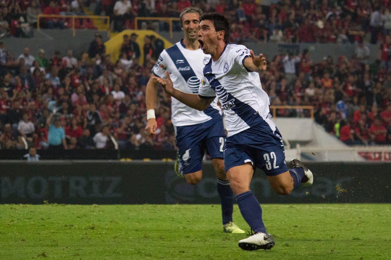 Pero al minuto 88 un cabezazo del delantero argentino Matías Alustiza (derecha) le dio el triunfo al Puebla por 2-1.