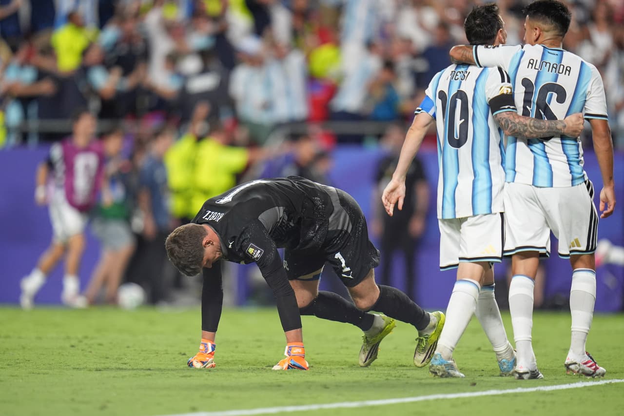 Thiago Almada (16) y Lionel Messi, de Argentina, celebran el tercer gol de su selección contra Suiza durante el partido de cuartos de final de la Copa Mundial de Fútbol en Kansas City, Missouri, el sábado 11 de julio de 2026.