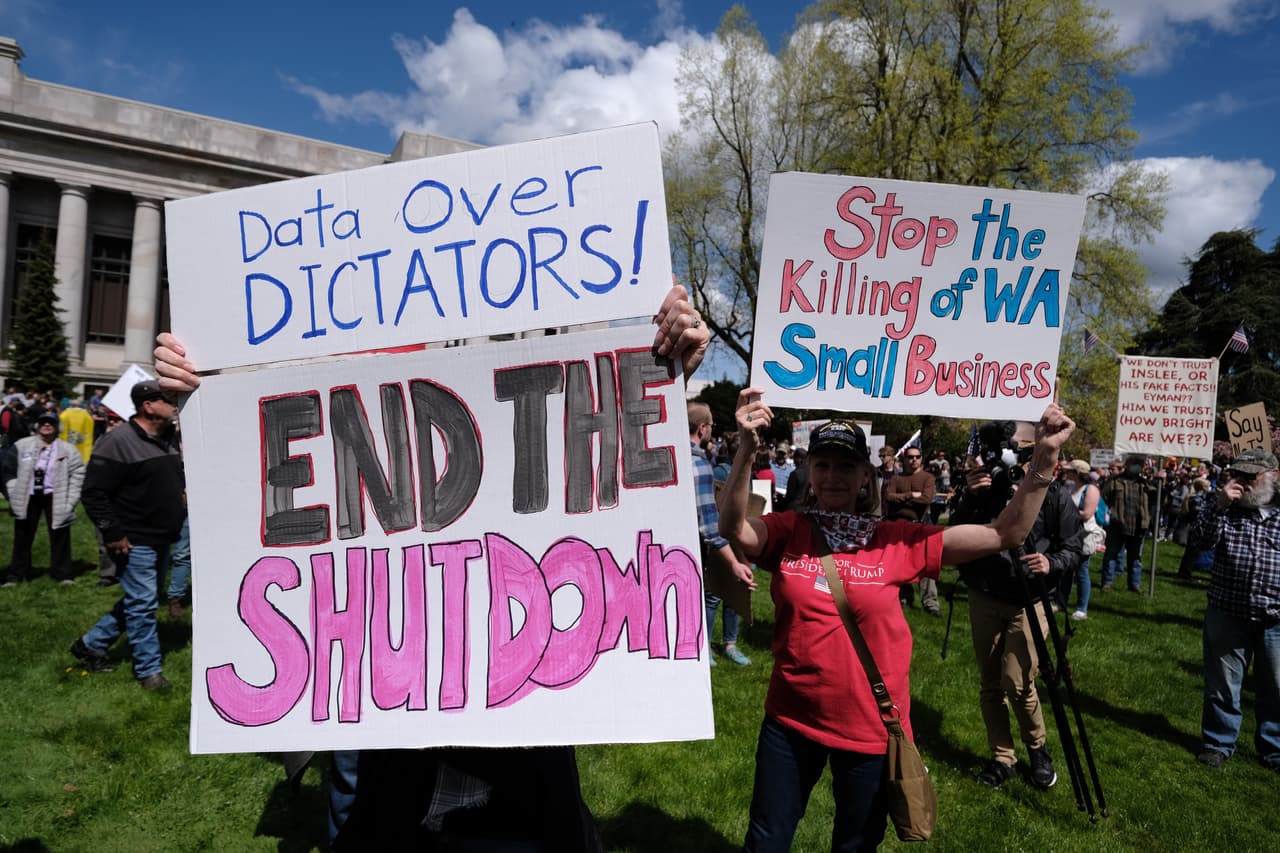 <b>“Los datos por encima de los dictadores”</b>, un mensaje contra el gobernador demócrata de Washington, Jay Inslee. Hasta el 20 de abril en EEUU el estado más afectado sigue siendo Nueva York, con más de 18,000 fallecidos. En el mundo se han reportado hasta el momento más de 165,000 muertes.