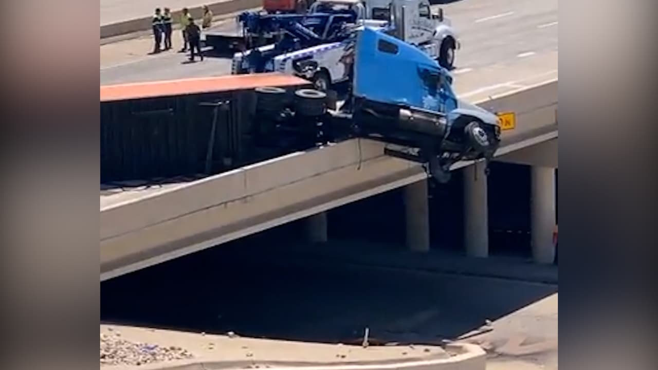 Conductor muere en accidente de tránsito en la US 75; su camión quedó suspendido sobre puente
