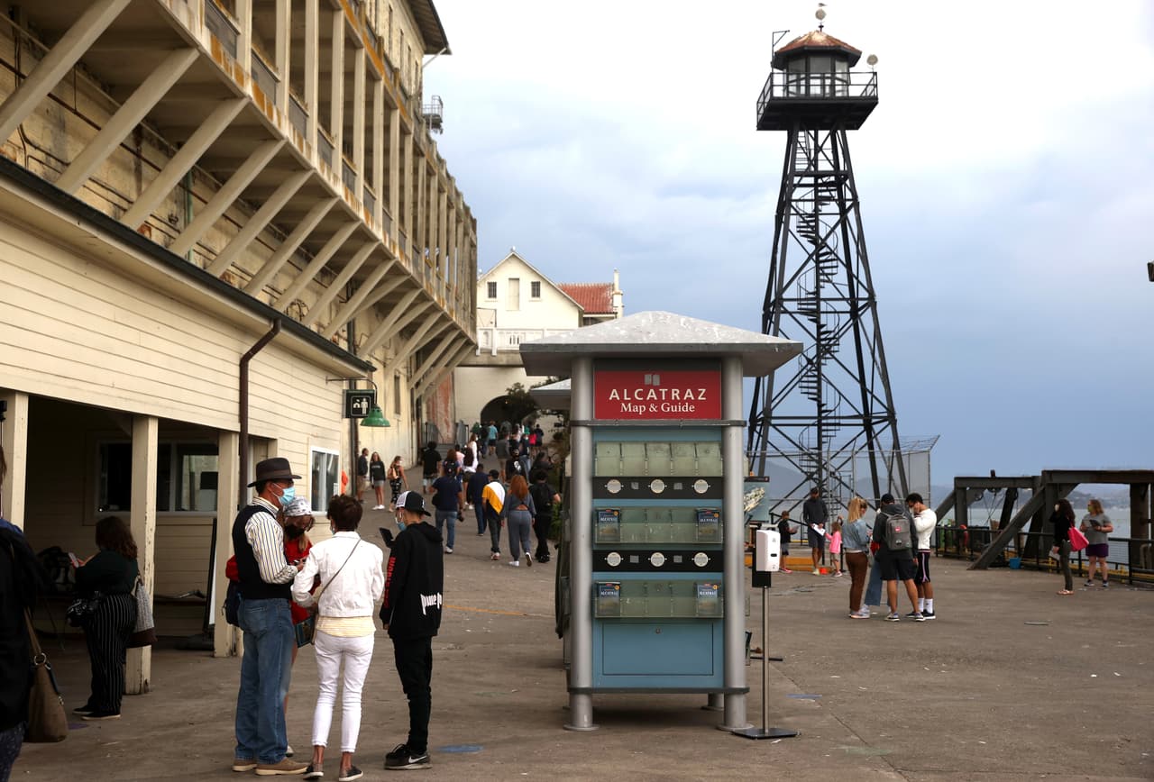 Para llegar a la isla, los visitantes deben acceder a tomarse la temperatura antes de subirse al ferry y deberán usar máscaras protectoras. Toda persona que registre 100.4 grados fahrenheit (38 grados centígrados)
<b>no podrá visitar la atracción</b>.