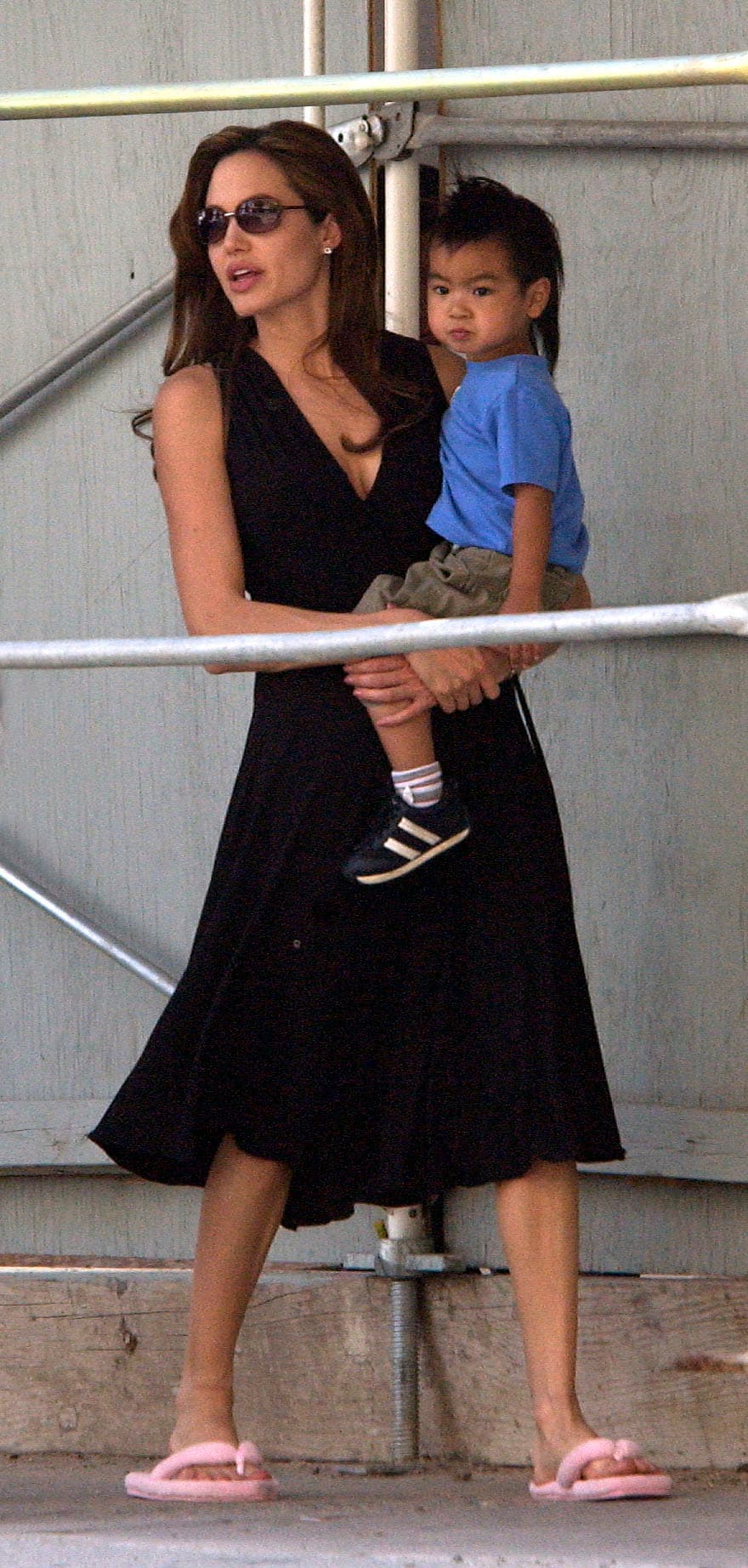 La familia de Angelina comenzó antes de conocer a Brad Pitt, cuando adoptó a su primer hijo en Camboya. En 2002 Maddox, de solo un año de edad, llegó a los brazos de la protagonista de 'Girl, Interrupted'.