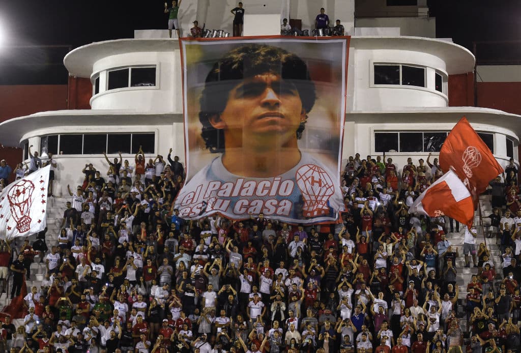 Visitó la cancha de Huracán y así lo recibió la afición, con una manta enorme del Mundial de México '86.