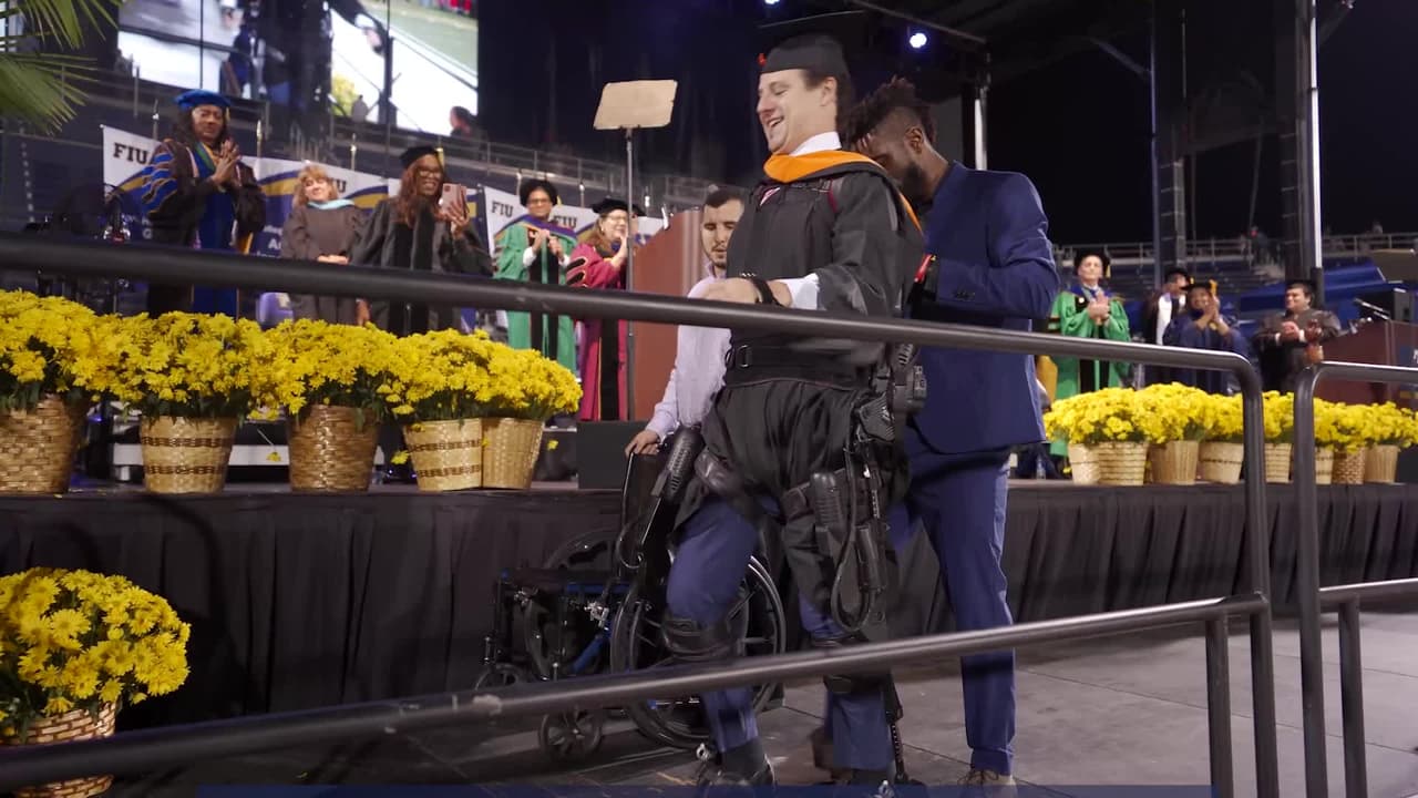 Joven cuadraplégico lo hizo de nuevo: caminó para recibir su segundo título universitario en la FIU