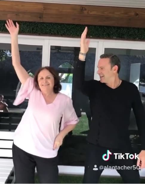 Alan sigue disfrutando de la compañía de su madre, la señora Mireya, y este fin de semana presumió haberla convencido hacer uno de los retos de baile de Tik Tok.
