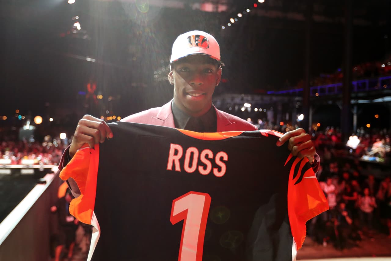 <b>9 JOHN ROSS | WR Cincinnati Bengals</b>
<br>Universidad: Washington 
<br>Estatura: 5’11’’ 
<br>Peso: 188 libras 
<br>
<br>Destacar: Se rasgó un ligamento en su rodilla izquierda en 2015, pero no parece haber tenido ningún efecto en su velocidad al registrar 4.22 segundos dejando récord en la prueba de las 40 yardas.
<br>
<br>Resumen: Claro, Ross es un poco pequeño, pero será el jugador más rápido en casi cualquier campo que pise.
<br>
<br>Conclusión: Ross es el primer receptor de Washington en la primera ronda desde 2004, cuando Reggie Williams fue #9 general.