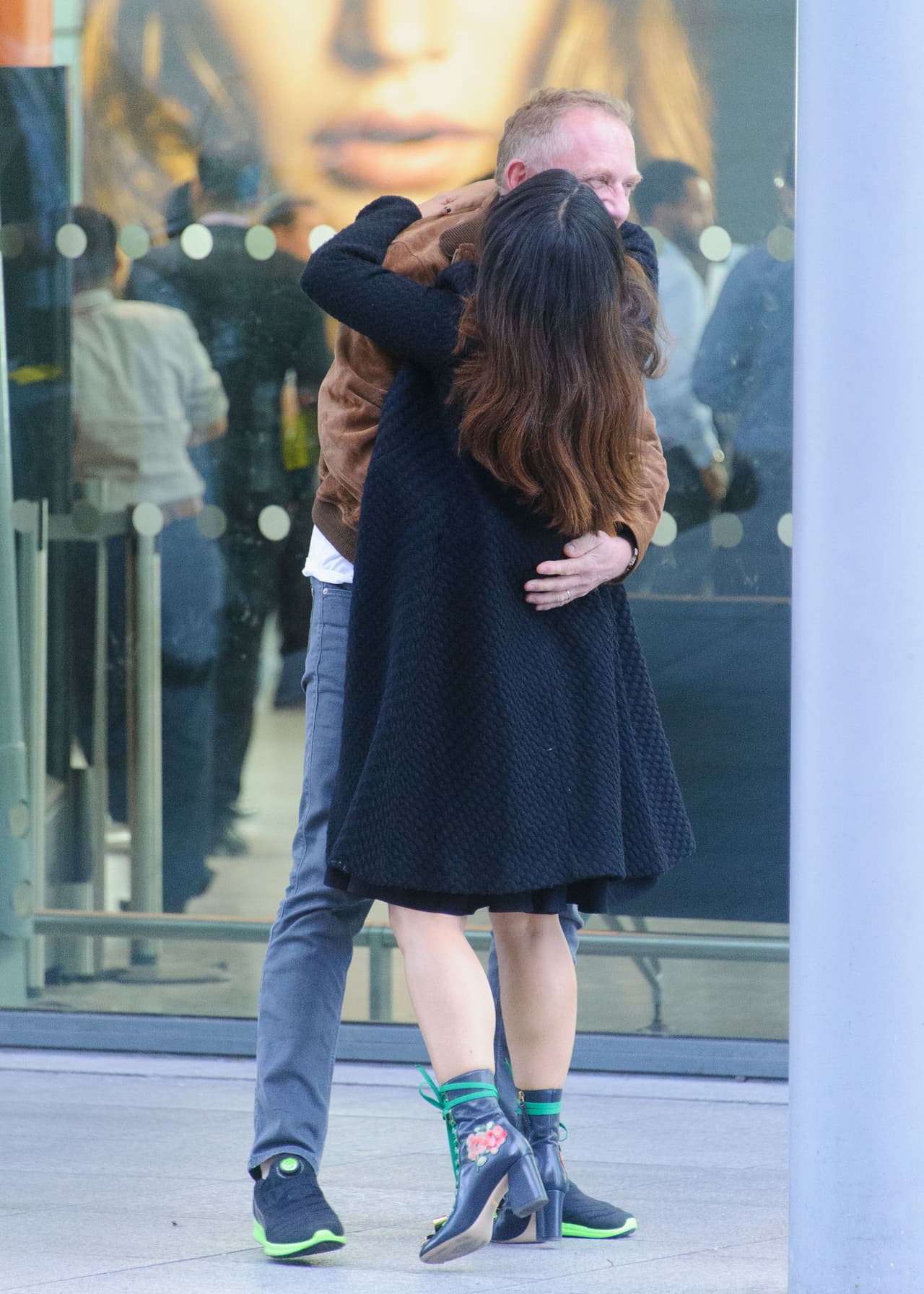 Su esposo, Francois-Henri Pinault, estaba ahí para recibirla.