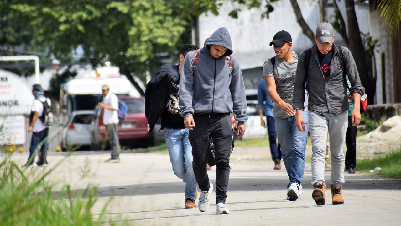 “¡Ay, aquí traigo el gas!”: Soldado de la Guardia Nacional amenaza a migrantes centroamericanos y se burla de ellos