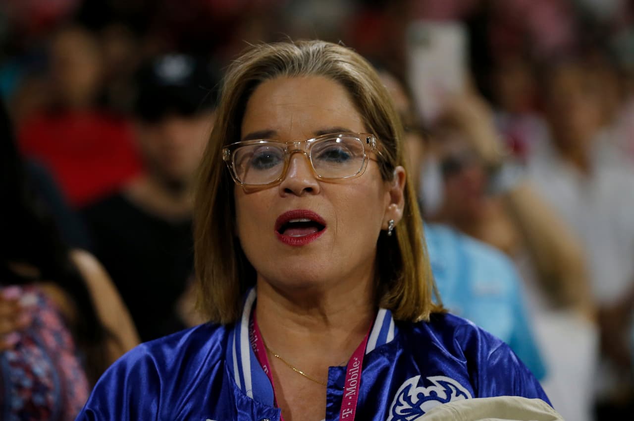 La alcaldesa de San Juan, Carmen Yulín Cruz, decidió ponerse en cuarentena luego de tener contacto con un paciente que dio positivo. La también precandidata a la gobernación por el PPD, confirmó el caso por su cuenta de Twitter.