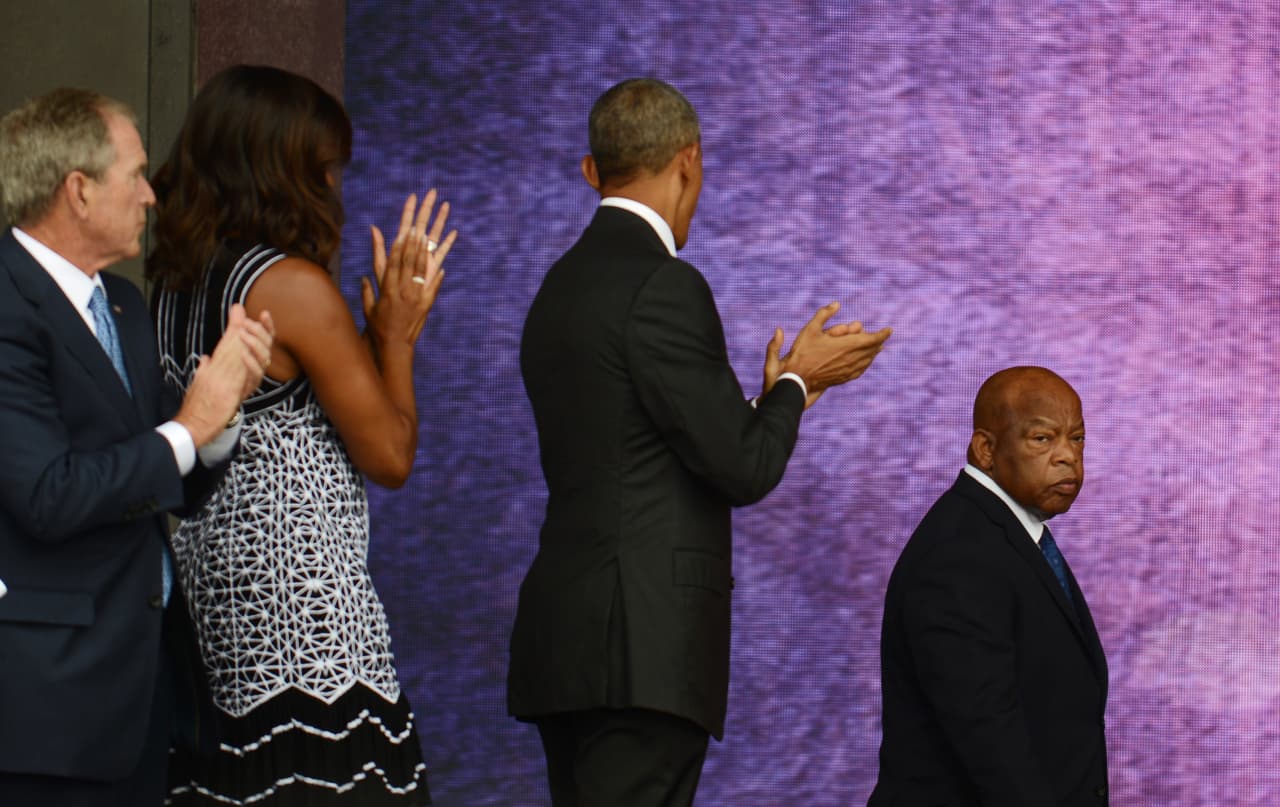 El congresista John Lewis recibe aplausos antes de dirigir un discurso ante los asistentes a la inauguración.