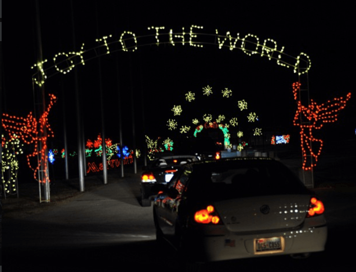 <b>Texas Motor Speedway Gift of Lights.</b> Se 
<a href="http://www.tmsgiftoflights.com/tickets/">trata de dos millas de lucecitas LED</a>, que se encienden a partir del 23 de noviembre hasta el 30 de diciembre de 6:00 a 10:00 pm en el 3545 Lone Star Circle, de Fort Worth. A partir 25 dólares por auto.