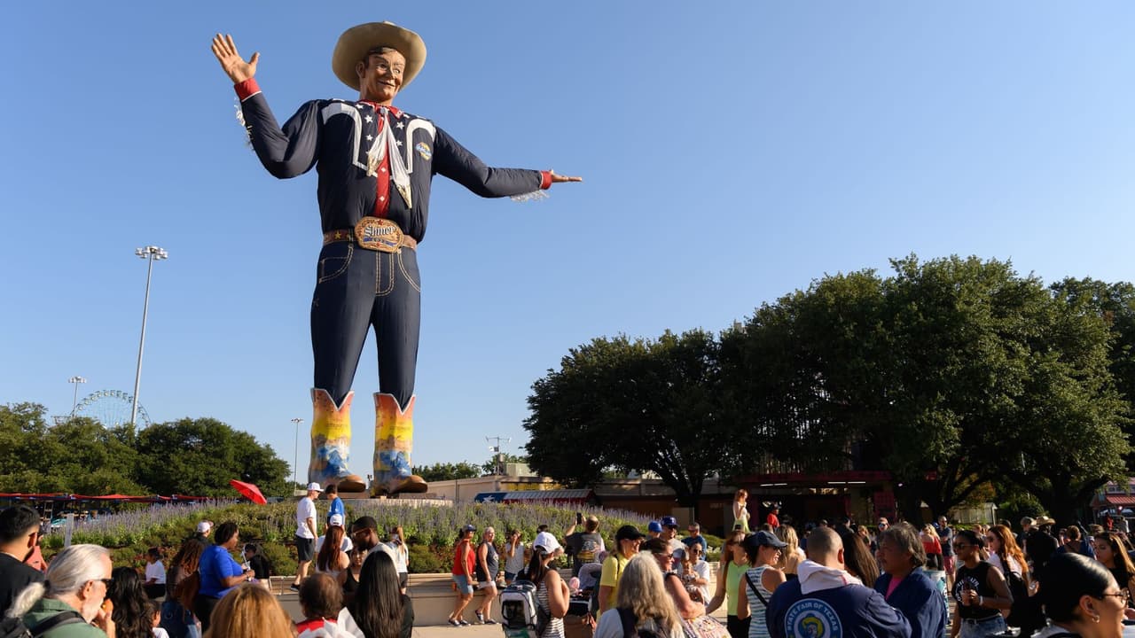 <h3 class="cms-H3-H3">Descuentos y promociones 2025: cómo entrar sin vaciar la cartera</h3> Ir en familia puede salir caro, pero casi cada día hay una manera distinta de ahorrar. 
<b>Aquí están las promociones confirmadas</b>: 
<br>
<b>Viernes 26 de septiembre – Día de apertura con causa </b>
<br>Lleva dos frascos de crema de cacahuate y paga solo $10 en taquilla. Todo se dona al Banco de Alimentos del Norte de Texas. 
<br>
<b>Martes y jueves – Value Days </b>
<br>Con el código de Big Tex Insider, los boletos cuestan $12 en línea. Fechas: martes 30 de septiembre, 7 y 14 de octubre y jueves 2, 9 y 16 de octubre. 
<br>Tip: regístrate gratis en la web oficial o manda BIGTEX al 877-724-4839 para recibir el código.