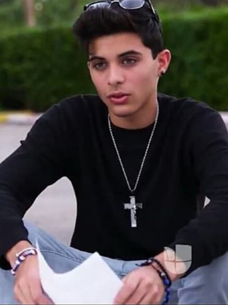 Erick optó por el negro y unos jeans en azul claro, por supuesto, las gafas no pueden faltar al atuendo. Los chicos de CNCO prefieren la sencillez a la hora de vestir.