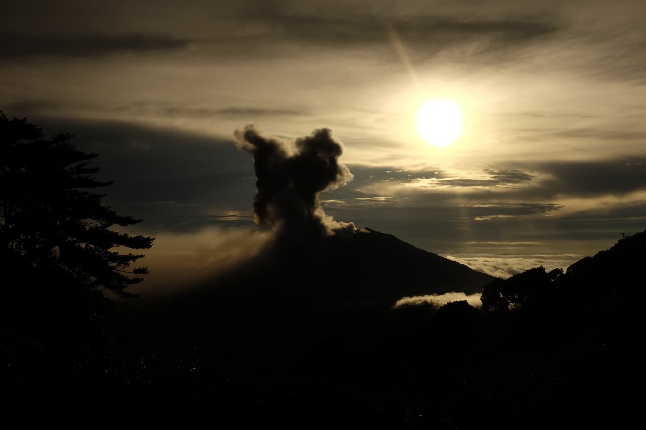 El Turrialba, uno de los 12 volcanes que tiene Costa Rica, entró en una fase activa de mayor constancia desde octubre de 2014 y desde ese momento ha presentado numerosas erupciones de cenizas, gases y material incandescente