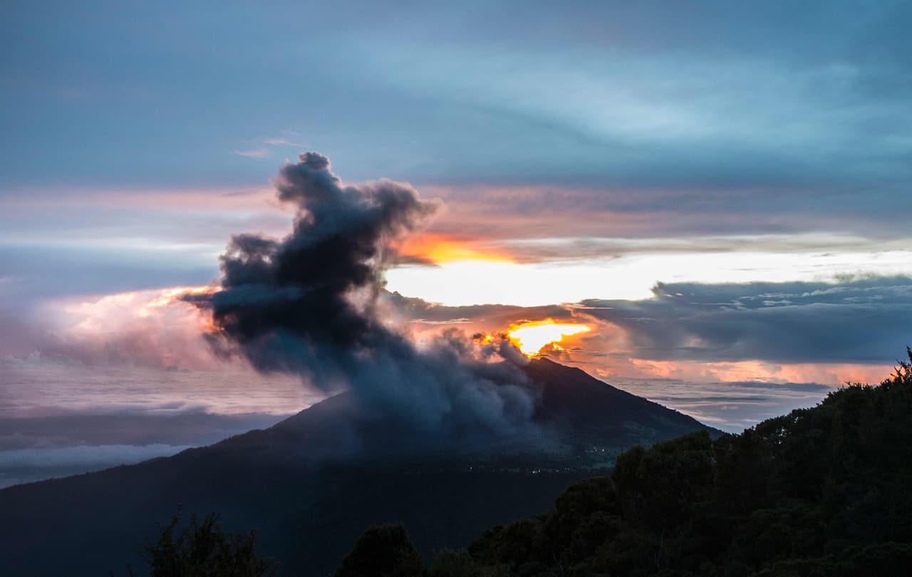 Montes de Oca, Goicoechea y Coronado, comunidades cercanas al "Turrialba", se vieron afectadas duramente por la caída de ceniza volcánica. Cientos de personas tuvieron que ir al hospital por problemas respiratorios