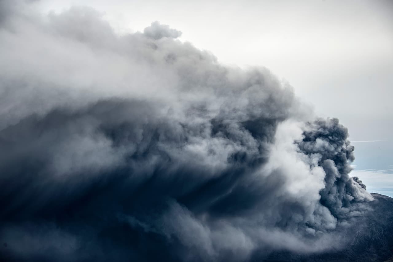 La erupción más potente, ocurrida el 20 de mayo, expulsó una nube de ceniza que se elevó 9,842 pies por encima del cráter
