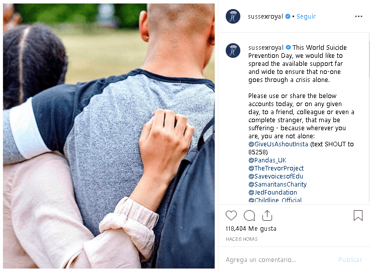 "En este Día Mundial para la Prevención del Suicidio, nos gustaría difundir el apoyo disponible a lo largo y ancho para garantizar que nadie atraviese solo una crisis", dice al pie de la foto, junto con los datos de contacto de la iniciativa Shout.