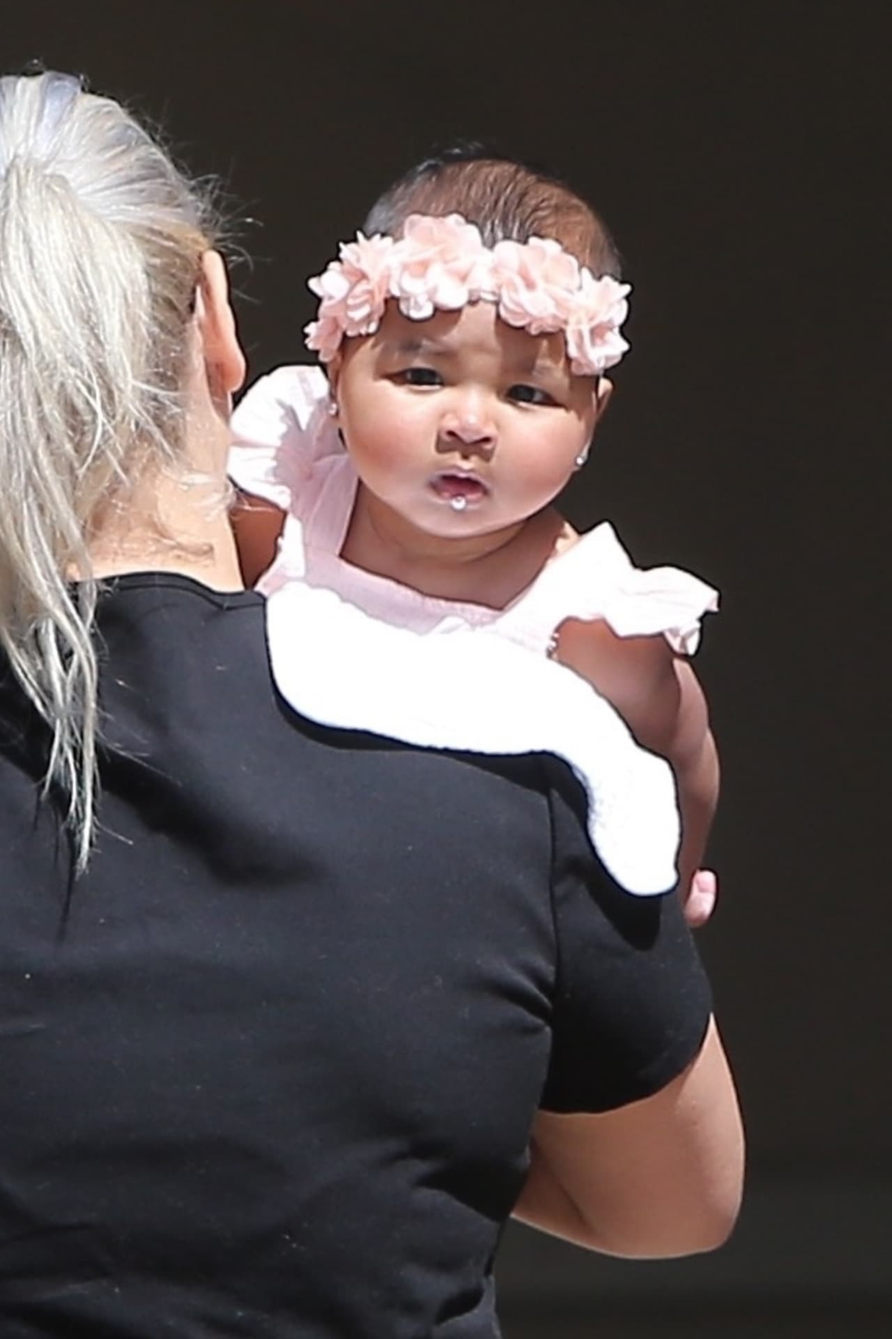 El informante aseguró a People que Khloé seguía con el deportista por su hija True, quien nació el 12 de abril de 2018 en Cleveland, Ohio.