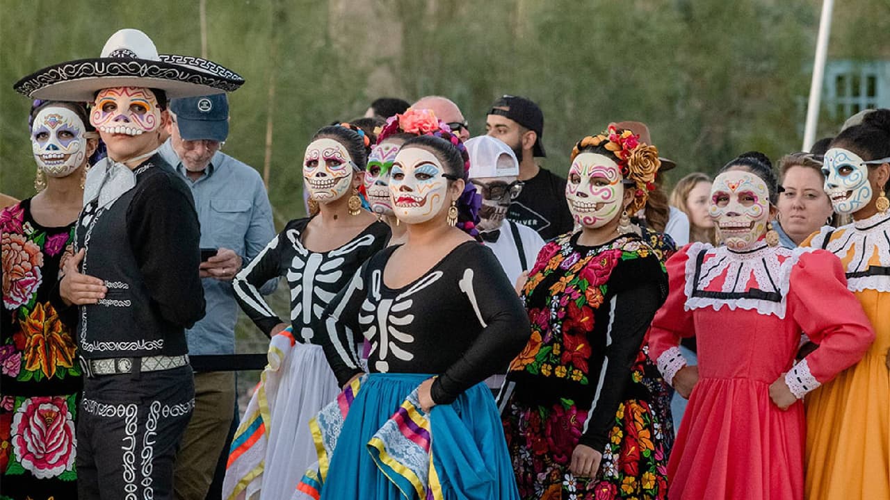 El Día de Muertos regresa al 
<b>Desert Botanical Garden de Phoenix</b>, con un mega altar comunitario realizado por artesanos mexicanos, centrado en la historia y simbolismo de la elegante figura de La Catrina.
<br>
<br>Este majestuoso altar podrá disfrutarse el 4 y 5 de noviembre entre las 12 y las 6 p.m. en el Desert Botanical Garden, ubicado sobre el 1201 de N. Galvin Parkway, en Phoenix.