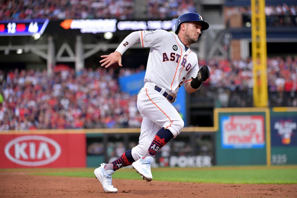 Y el hombre en los senderos era su compañeros de equipo, Alex Bregman, aquí doblando por la tercera base a toda velocidad.