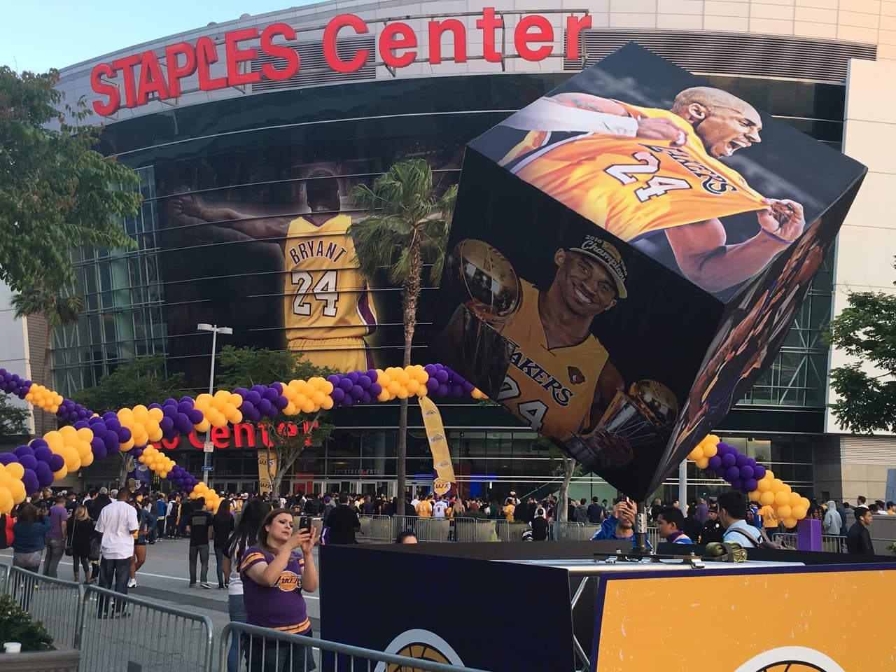 El "fanfest" afuera del Staples Center.