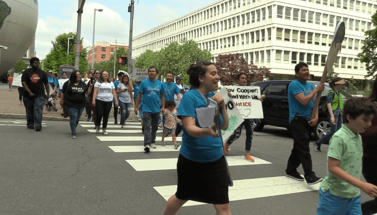 Tras la marcha de el 4 de mayo hacia la mansión del Gobernador, ya preparan la siguiente acción pública. Se trata de una vigilia propgramada para el 11 de mayo en las afueras de la mansión del gobernador donde el Colectivo NC con más de 20 organizaciones se reunirán para exigirle @Roy Cooper que no firme el proyecto de ley HB370 en caso de que avance por todos los comités de la Cámara baja en el estado.El sábado 4 de mayo, cerca de 200 hispanos marcharon hacia la mansión del Gobernador de Carolina del Norte, Roy Cooper, para pedirle que no apruebe propuestas de ley antiinmigrantes cuando lleguen a su escritorio.Las que más preocupan a la comunidad indocumentada por el momento, son la HB370 y la HB135, las cuales buscarían la cooperación entre los alguaciles de los Condados y la Agencia de Inmigración y Aduanas, ICE por sus siglas en inglés, lo cual desencadenaría de acuerdo a los activistas en un incremento en las deportaciones de inmigrantes sin documentos en Carolina del Norte.Madres, padres de familia, organizaciones y aliados de la comunidad alzaron las voces para exigir que el Gobernador Cooper los escuche.Durante la protesta, el Gobernador no hizo presencia, así como ninguna autoridad en representación del funcionario público.Esta marcha fue encabezada por la organización Siembra NC y apoyada por organizaciones aliadas como El Comité Popular Somos Raleigh y El Pueblo.“Quiero decirles a los que no pudieron venir hoy que habrá más oportunidades de apoyar y que no podemos quedarnos callados porque estas leyes afectarían a nuestras familias”, indicó en entrevista para Univision una de las manifestantes.