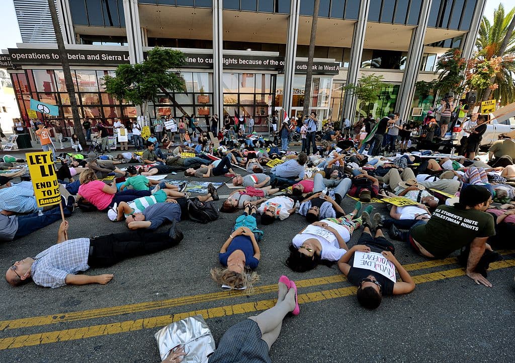 No es la primera vez que manifestantes bloquean el tránsito en alguna de las vías principales de Los Ángeles para pedir el fin de las acciones de Israel contra los habitantes de Gaza, como muestra, por ejemplo, esta imagen de 2014.