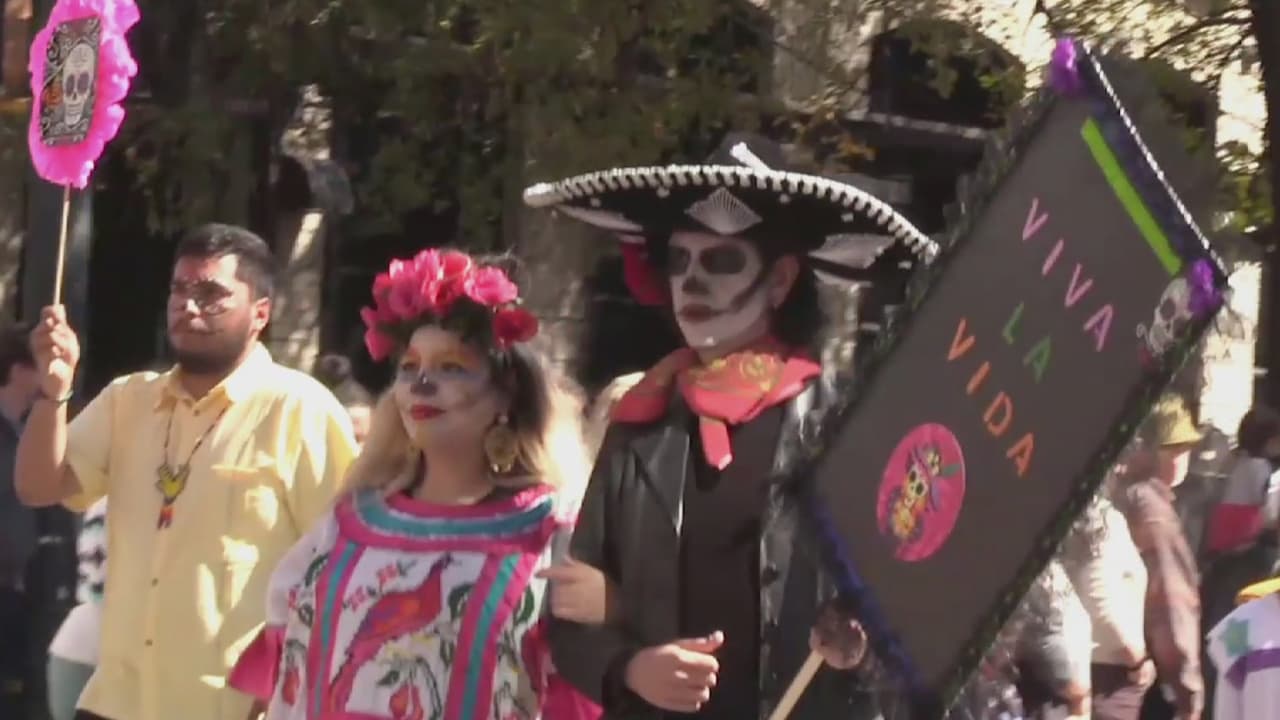 Residentes asistieron al centro de Austin para participar en el festival y desfile de Día de Muertos